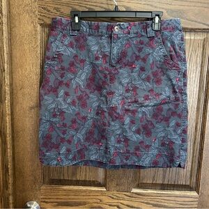 Duluth Trading Co Women's Floral Athletic Shorts Skort in Gray and Burgundy